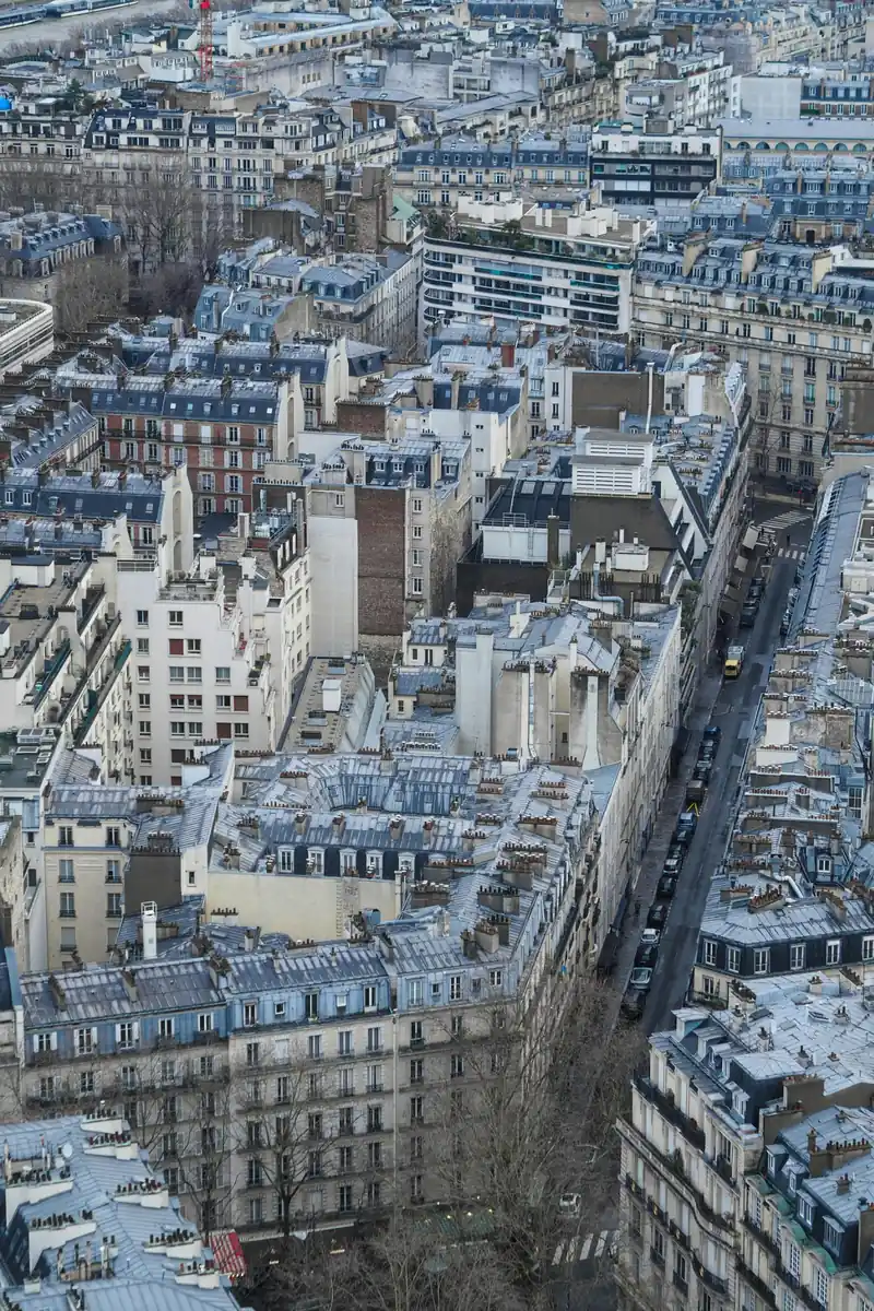 Vue aérienne sur les immeubles et les toits de Paris pour illustrer la gestion locative à Paris