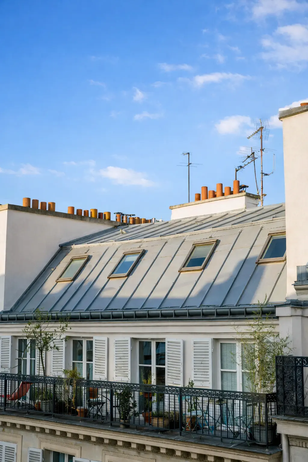 Toits et terrasse d’un immeuble parisien pour illustrer la gestion locative à Paris