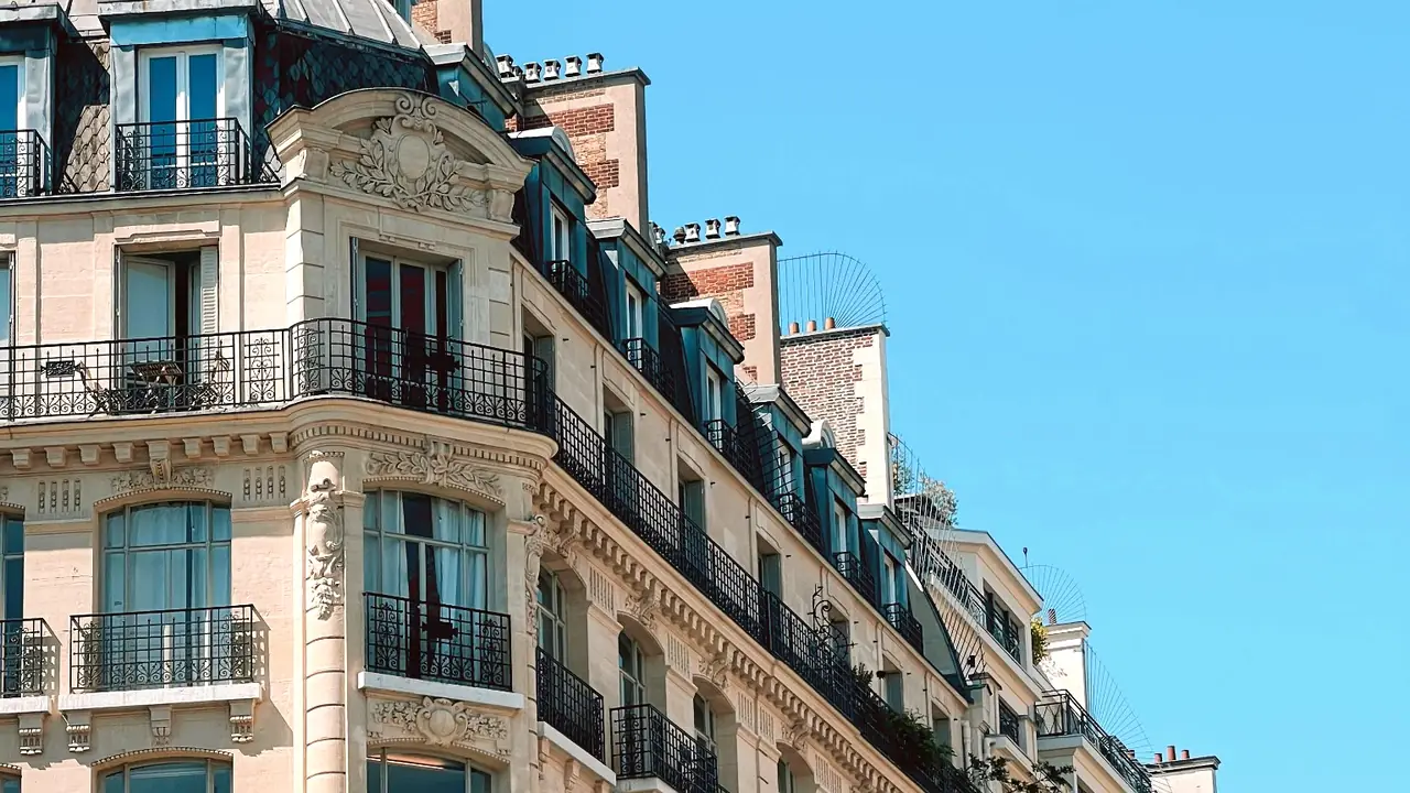 Immeuble haussmannien à Paris illustrant le marché de la vente immobilière haut de gamme