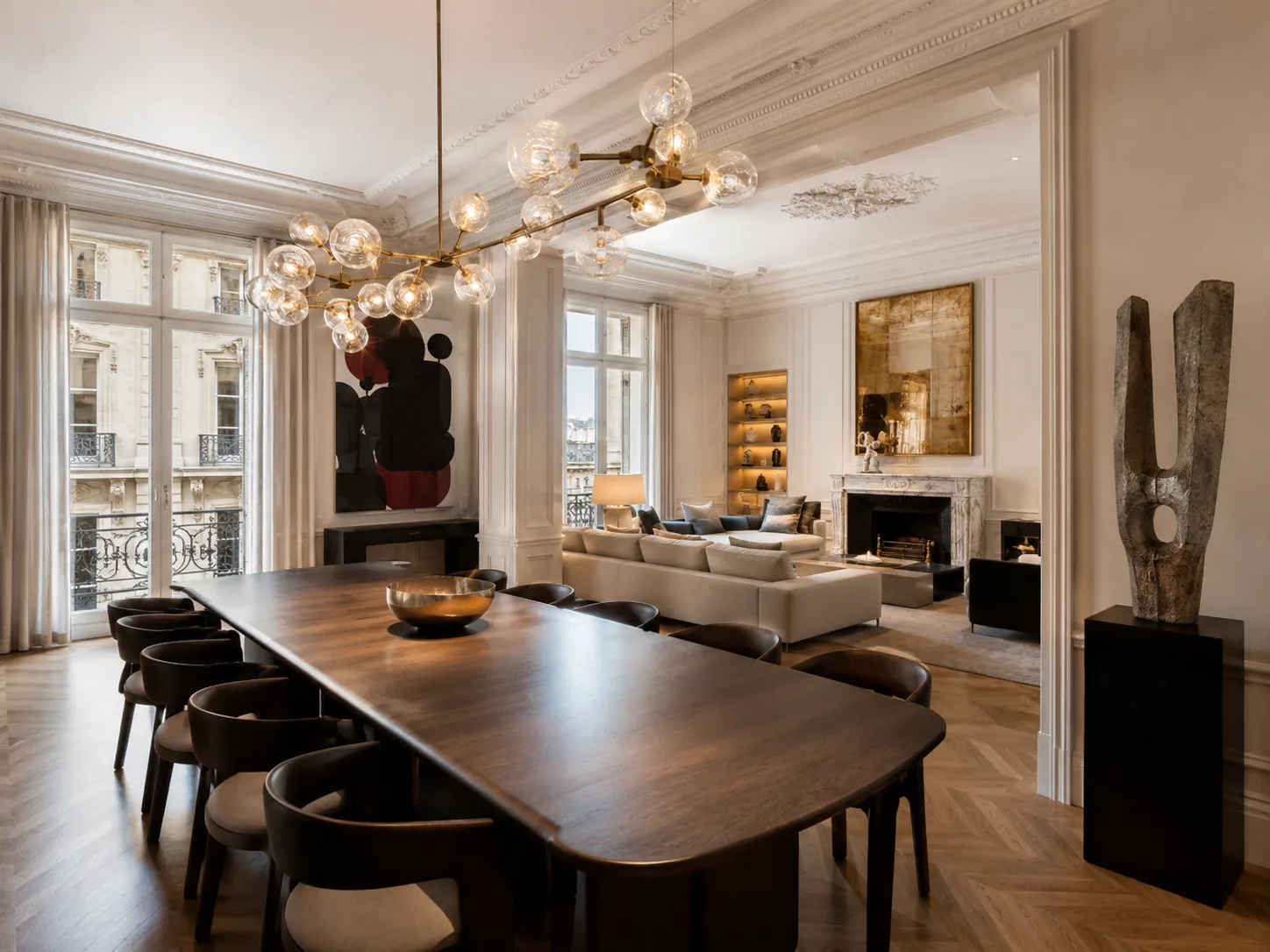 Appartement haut de gamme avec grande salle à manger, moulures, cheminée et œuvres d’art contemporain