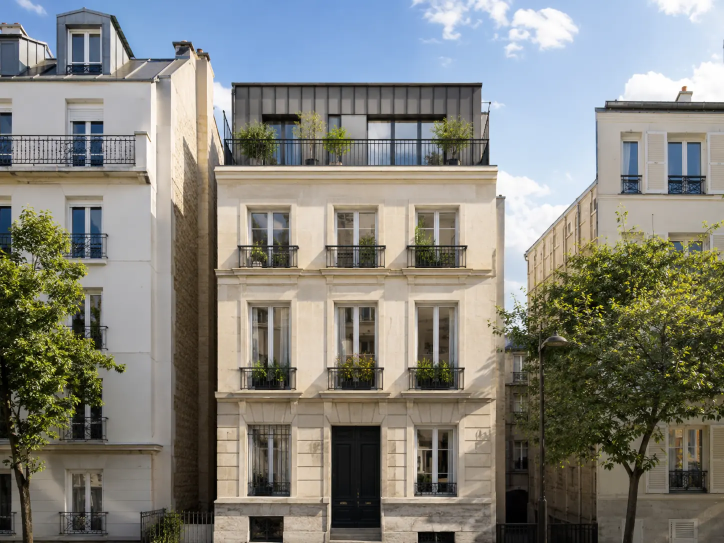 Immeuble parisien avec toiture aménagée, illustrant une réflexion sur la surélévation et le potentiel constructible
