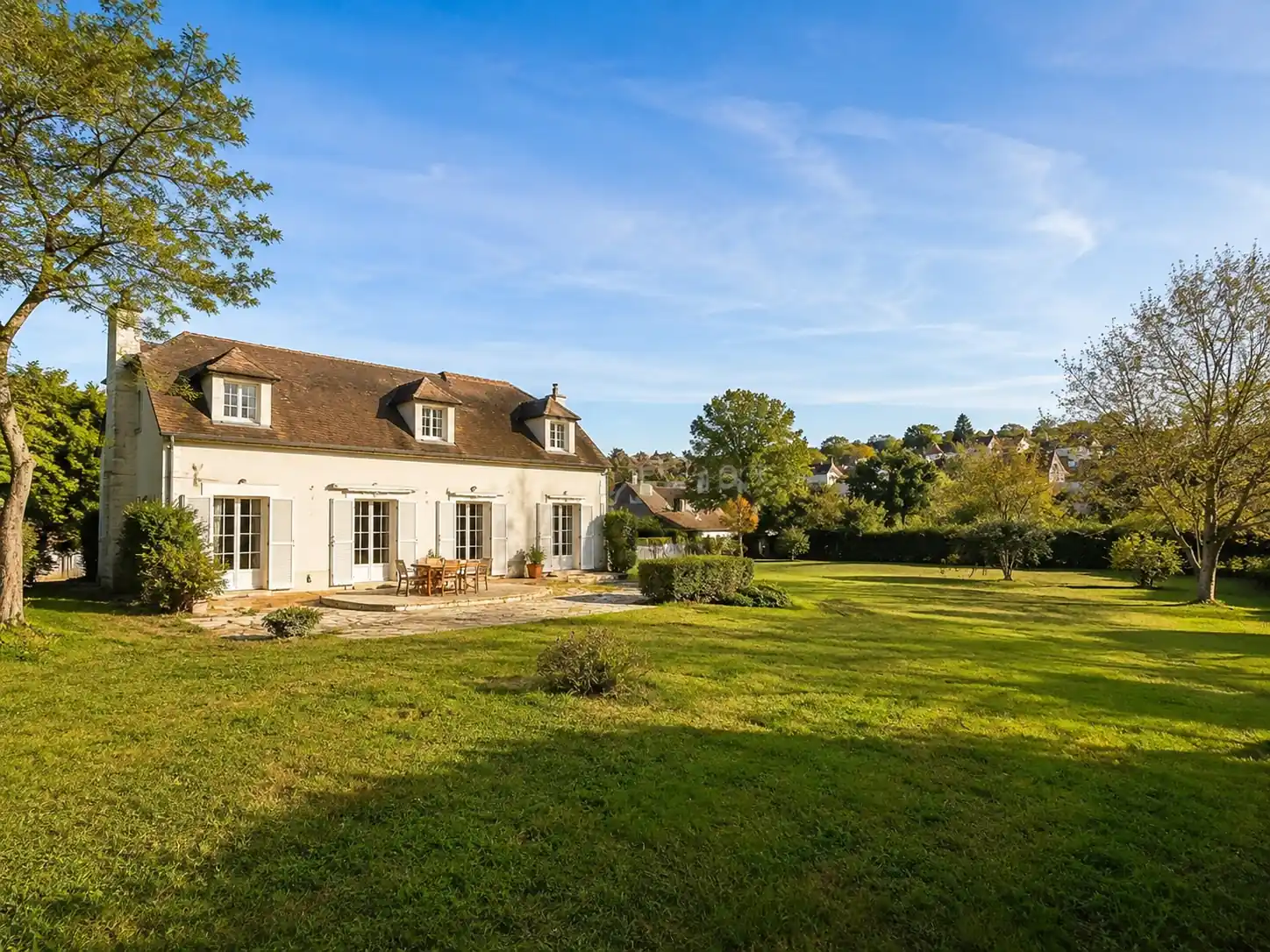 Maison ancienne avec vaste jardin pouvant être analysée pour son potentiel de division, d’extension ou de construction